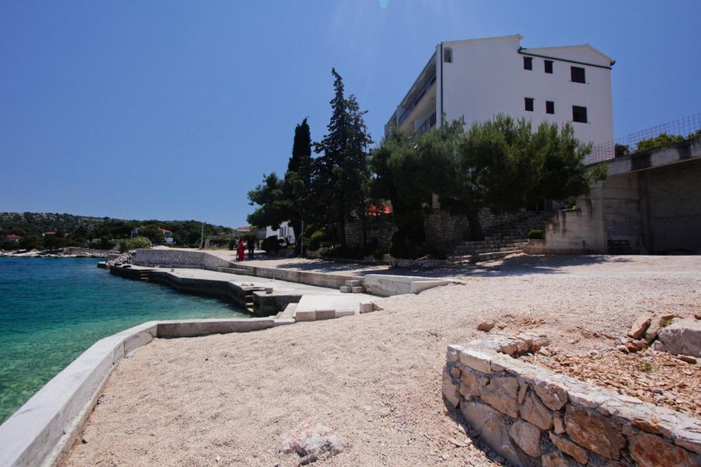 Apartments And Rooms Porto Ražanj Buitenkant foto